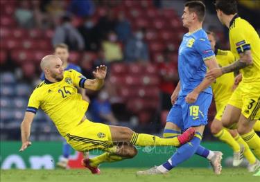 Trung vệ Thụy Điển Marcus Danielson bị truất quyền thi đấu sau khi nhận thẻ đỏ từ trọng tài Daniele Orsato trong trận đấu gặp Ukraine ở vòng 16 đội, vòng chung kết EURO 2020 trên sân Glasgow, Scotland, ngày 29/6/2021.